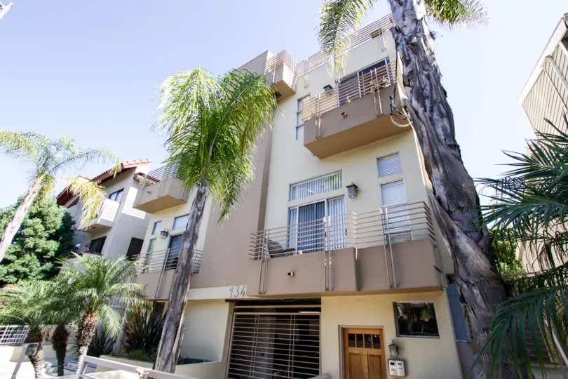 The building at 13440 Moorpark St in Sherman Oaks