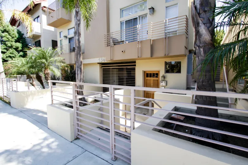 The entrance into 13440 Moorpark St