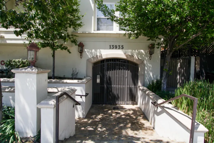 The entrance into 13935 Burbank Blvd