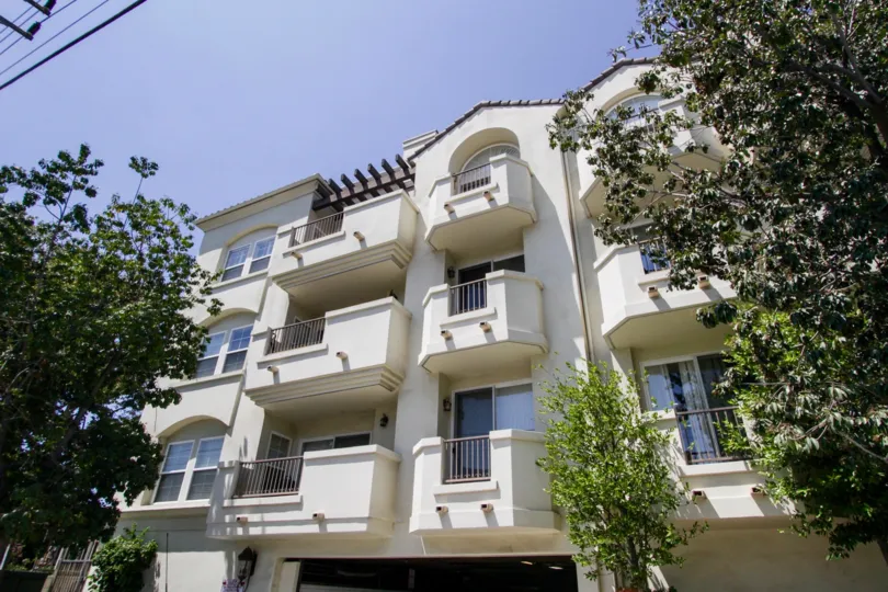 The building at 13935 Burbank Blvd
