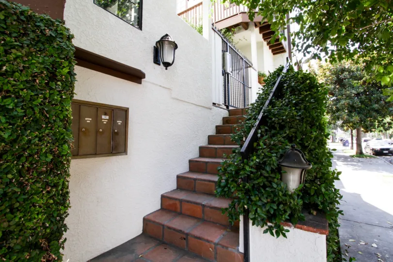The entryway up to 14014 Milbank St in Sherman Oaks