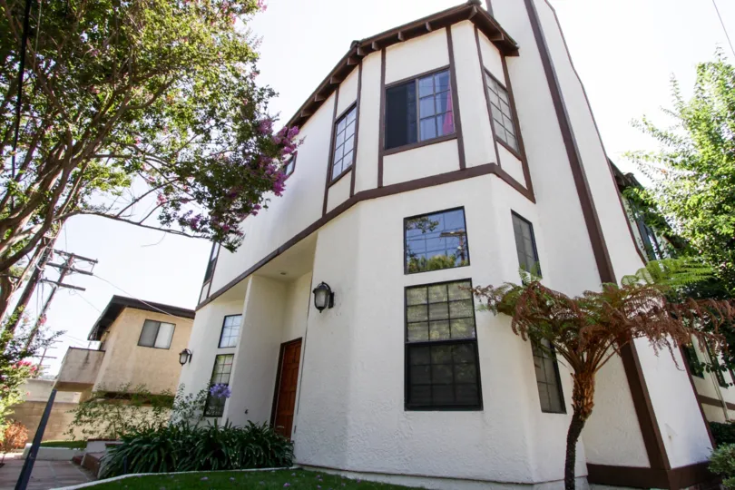 The building at 14014 Milbank St