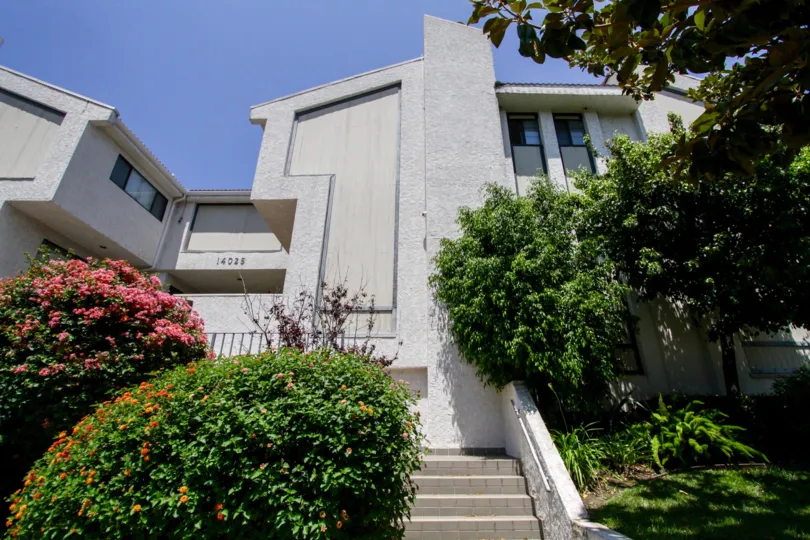 The building at 14025 Riverside Dr in Sherman Oaks
