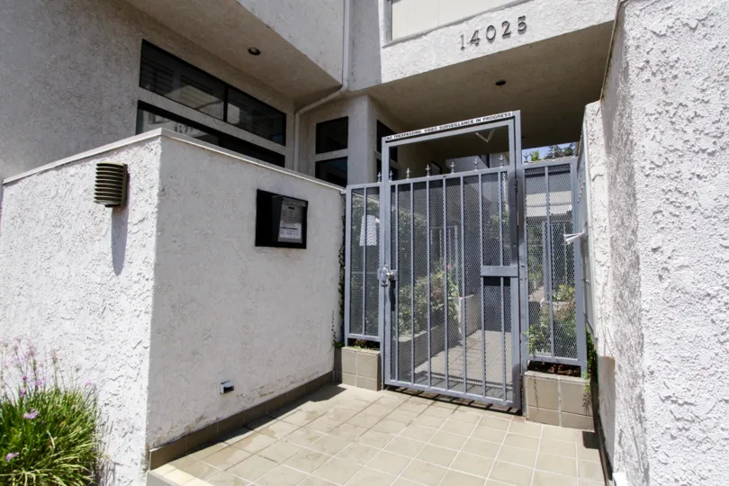 The entrance into 14025 Riverside Dr in Sherman Oaks