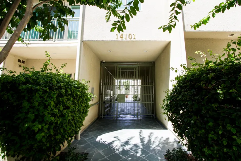 The entrance into 14101 Dickens St in Sherman Oaks