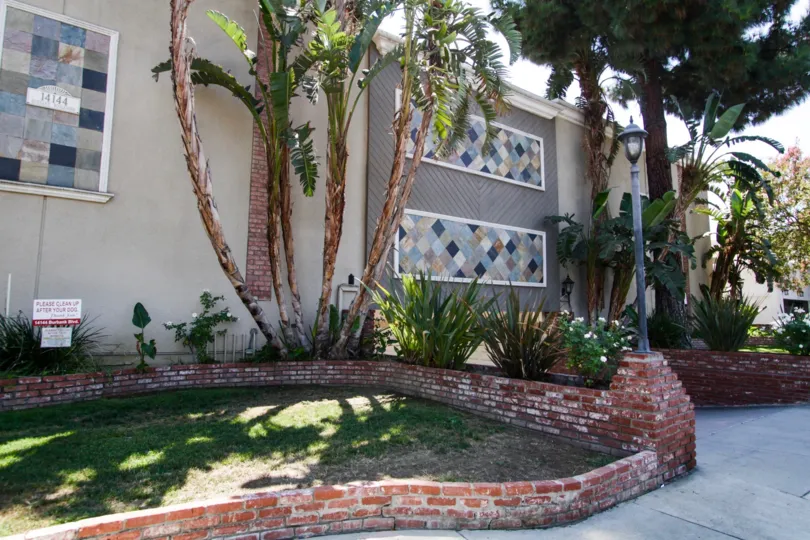 The landscaping around 14144 Burbank Blvd