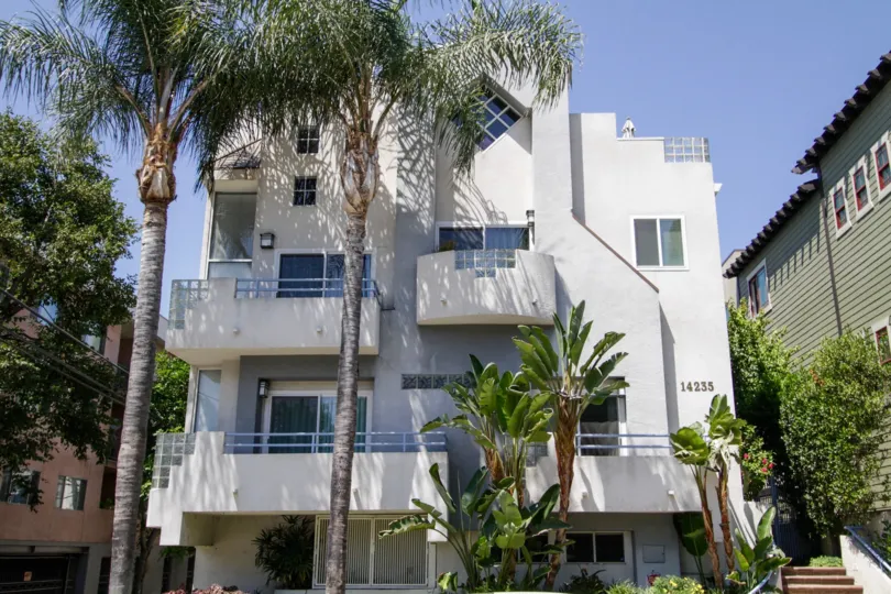 The building at 14235 Dickens St in Sherman Oaks