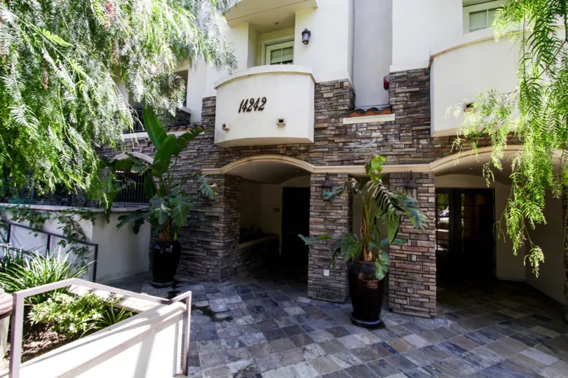 The entrance into 14242 Burbank Blvd