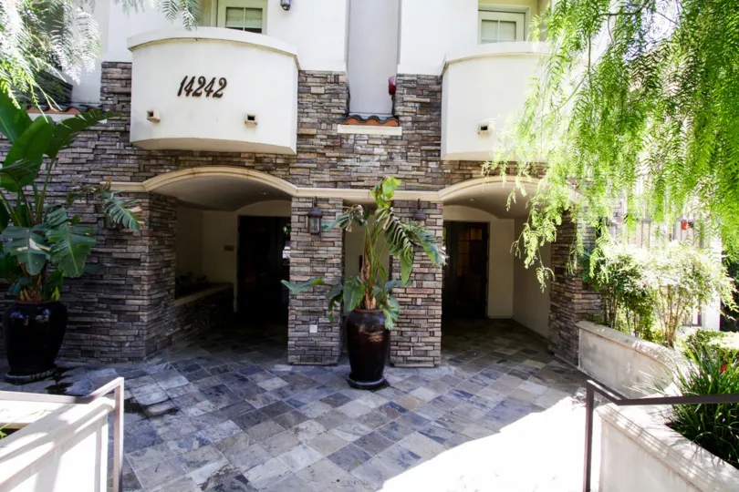 The entryway into 14242 Burbank Blvd in Sherman Oaks