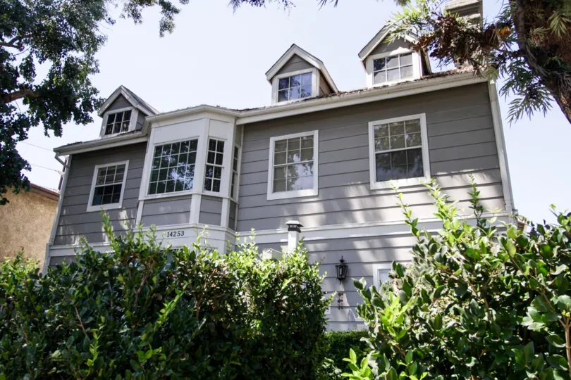 The architecture of 14253 Burbank Blvd in Sherman Oaks