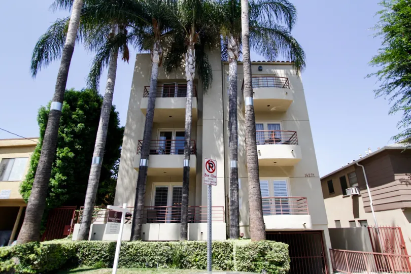 The building at 14271 Dickens St in Sherman Oaks