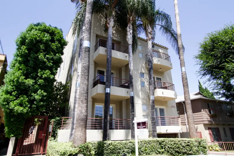 The units at 14271 Dickens St in Sherman Oaks