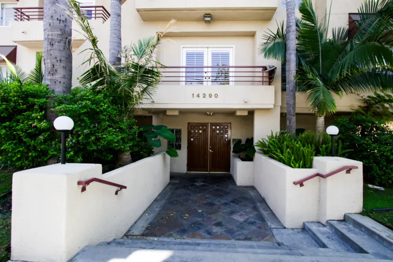 The entrance into 14290 Dickens St in Sherman Oaks