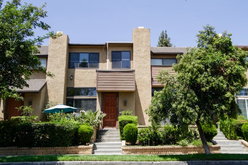 The building at 14313 Hartsook St in Sherman Oaks