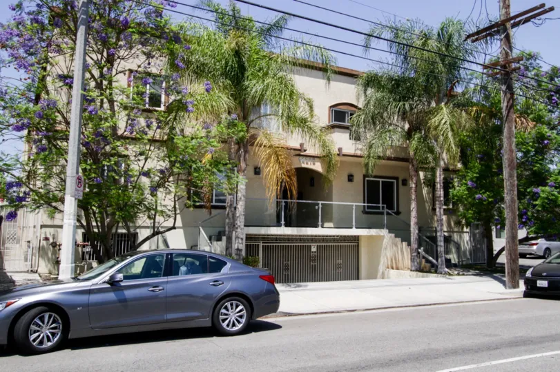 The curb at 14315 Magnolia Blvd in Sherman Oaks