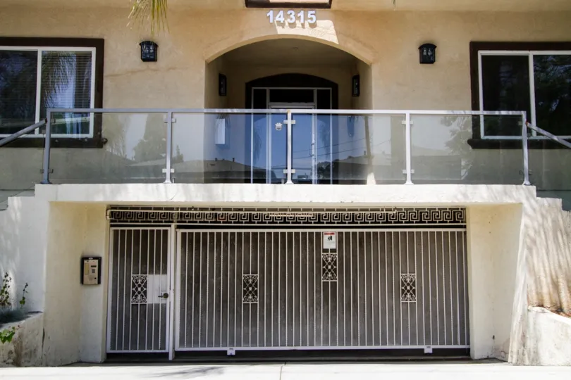 The parking at 14315 Magnolia Blvd in Sherman Oaks