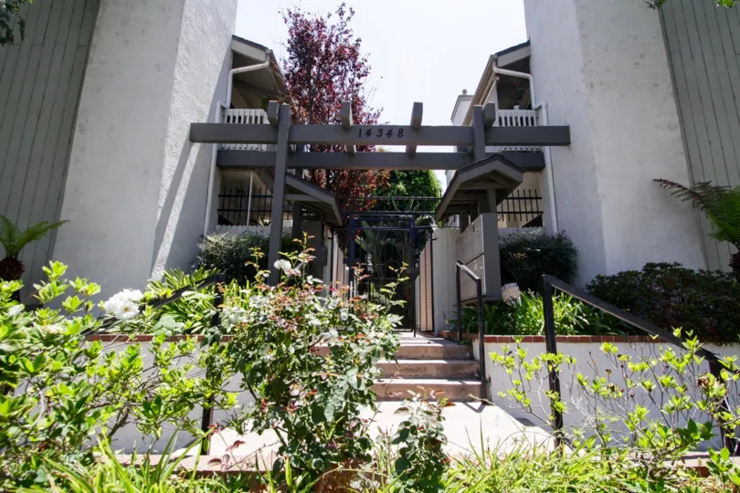 The décor entrance into 14348 Riverside Dr