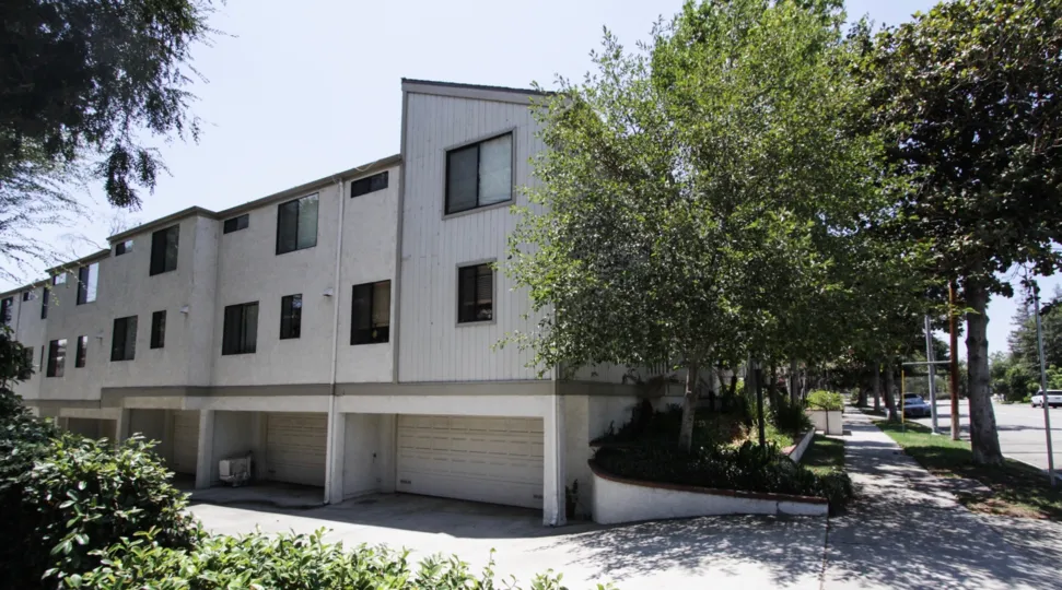 The drive into 14348 Riverside Dr for parking