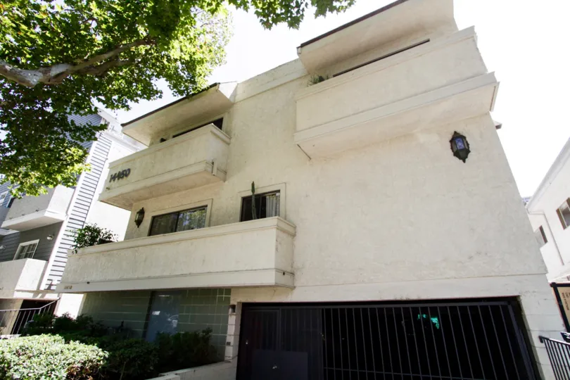 The building at 14450 Benefit St in Sherman Oaks