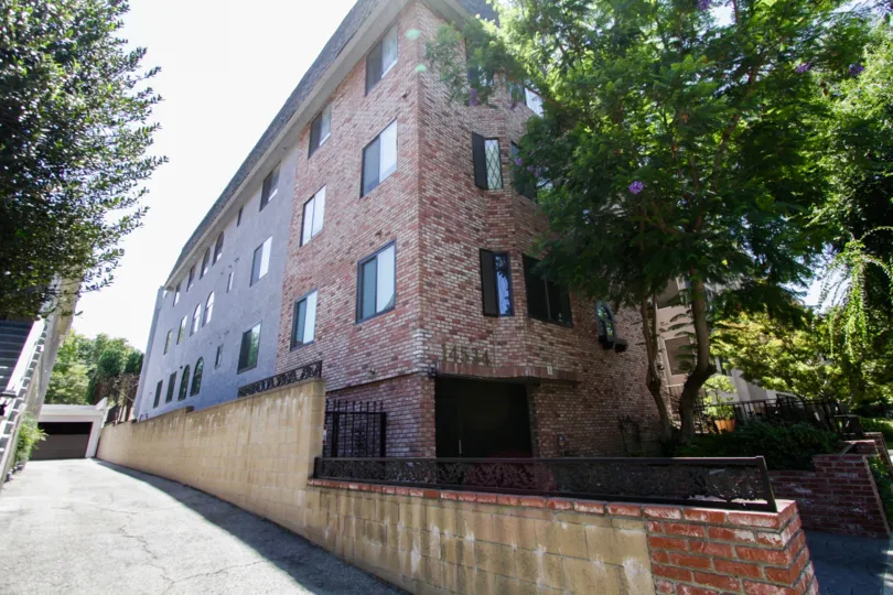 The building at 14524 Benefit St in Sherman Oaks