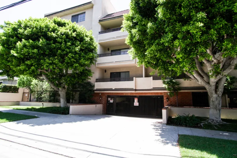 The parking for 14600 Dickens St in Sherman Oaks
