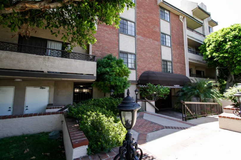 The entryway into 14600 Dickens St in Sherman Oaks