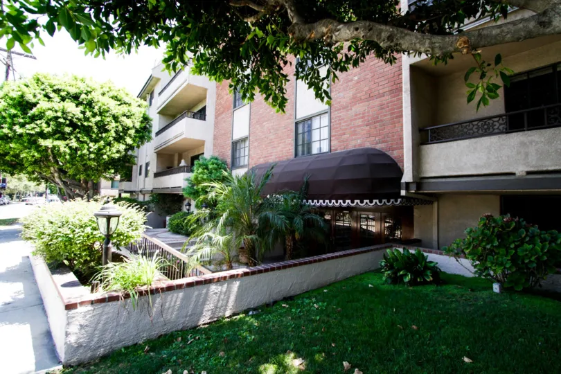 The entrance into 14600 Dickens St