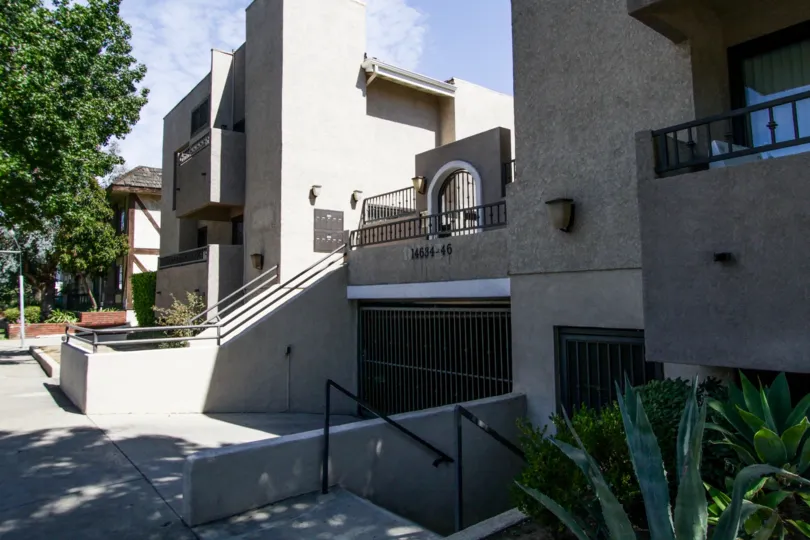 The parking at 14634 Magnolia Blvd in Sherman Oaks