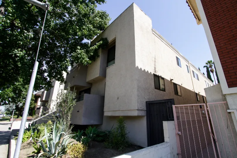 The building at 14634 Magnolia Blvd in Sherman Oaks