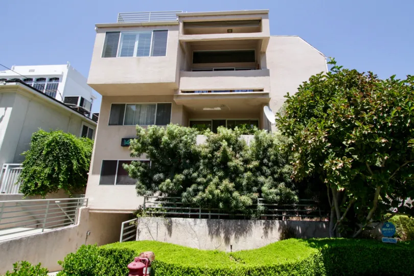 The building at 14647 Dickens St in Sherman Oaks
