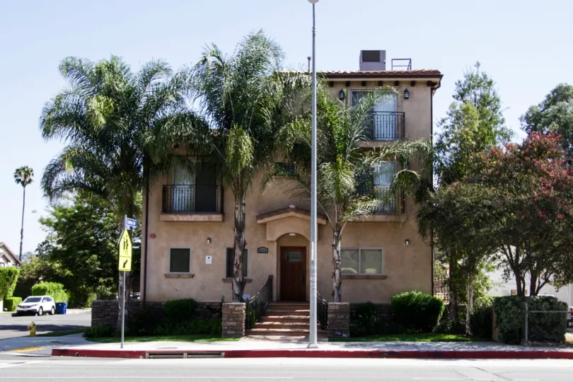The landscaping at 14702 Magnolia Blvd in Sherman Oaks