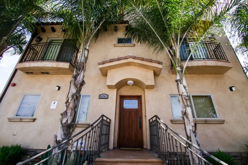 The entrance into 14702 Magnolia Blvd in Sherman Oaks