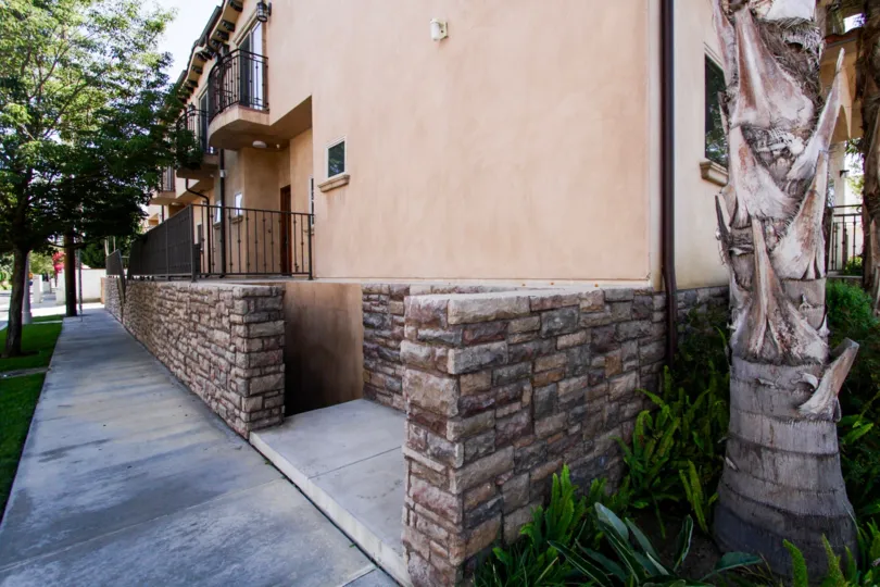 The building at 14702 Magnolia Blvd