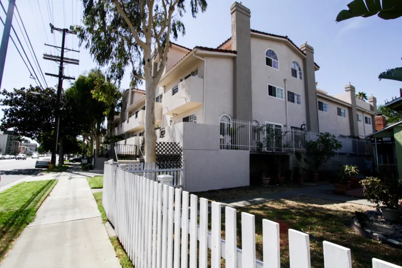 The building at 14727 Magnolia Blvd in Sherman Oaks