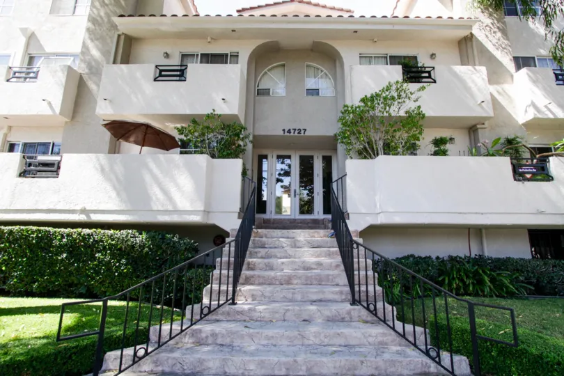The entrance into 14727 Magnolia Blvd