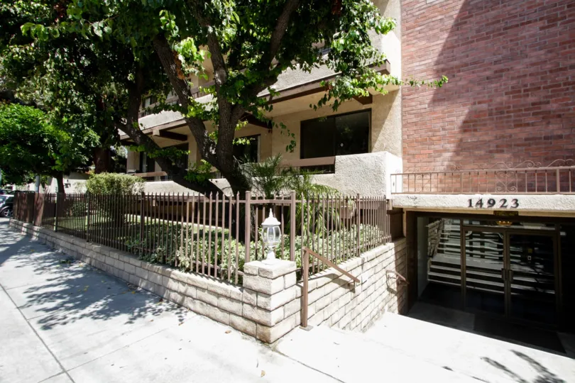 The landscaping around 14923 Moorpark St