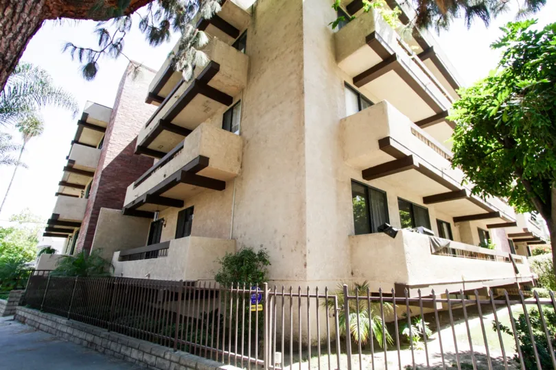 The architecture of 14923 Moorpark St in Sherman Oaks