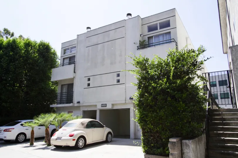 The driveway outside of 14926 Moorpark St in Sherman Oaks