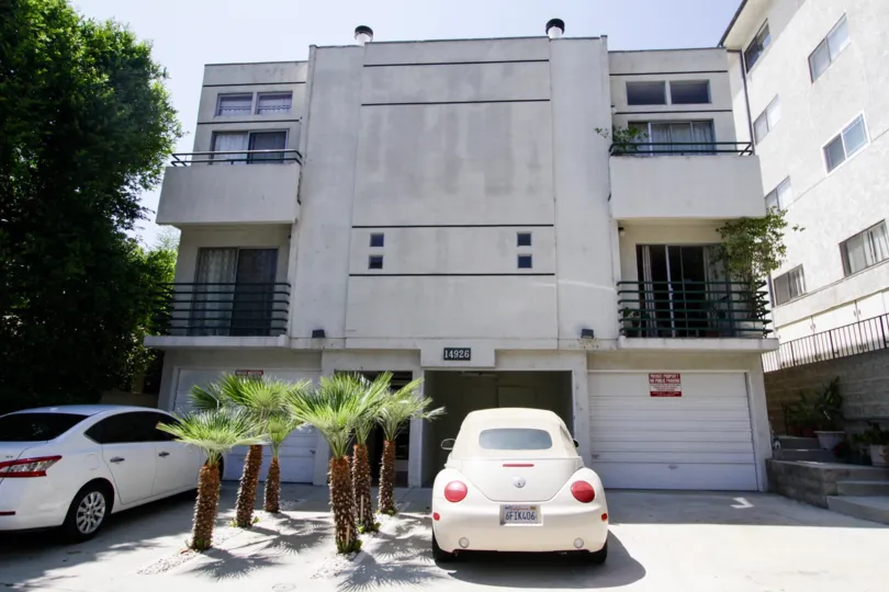 The parking for 14926 Moorpark St