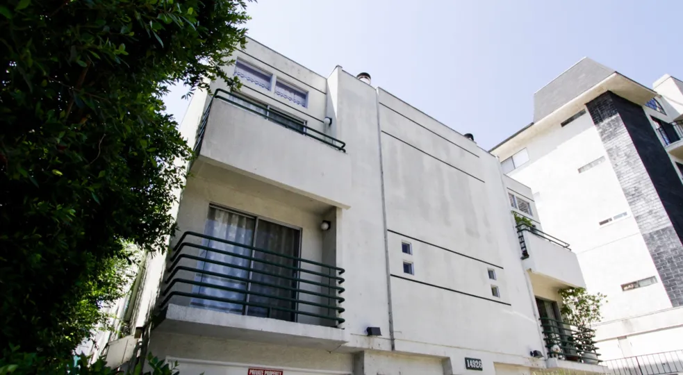 The building at 14926 Moorpark St in Sherman Oaks