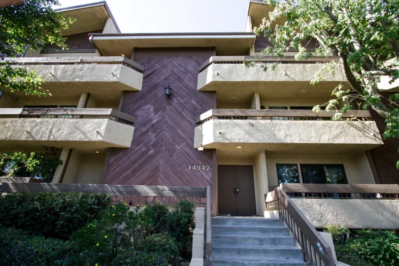 The entrance into 14947 Burbank St in Sherman Oaks