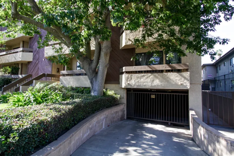 The parking at 14947 Burbank St in Sherman Oaks
