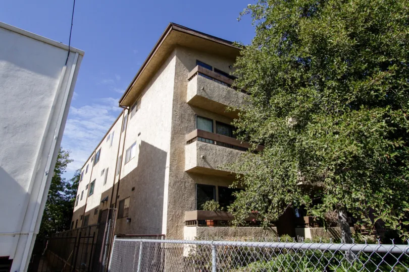The building at 14947 Burbank St