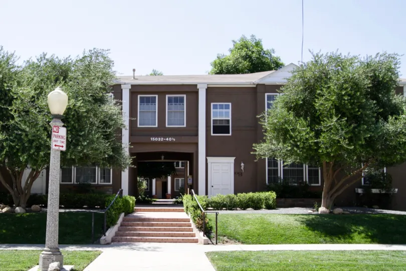 The building at 15032 Dickens St in Sherman Oaks