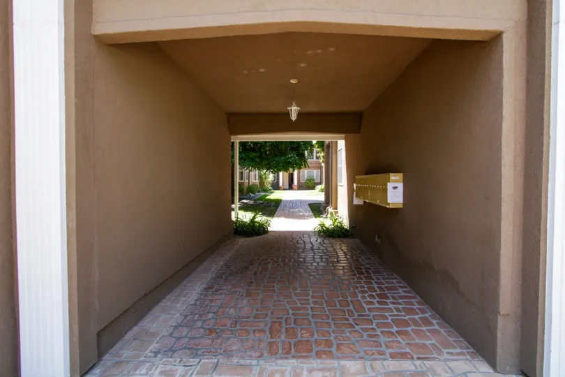 The walkway through 15032 Dickens St