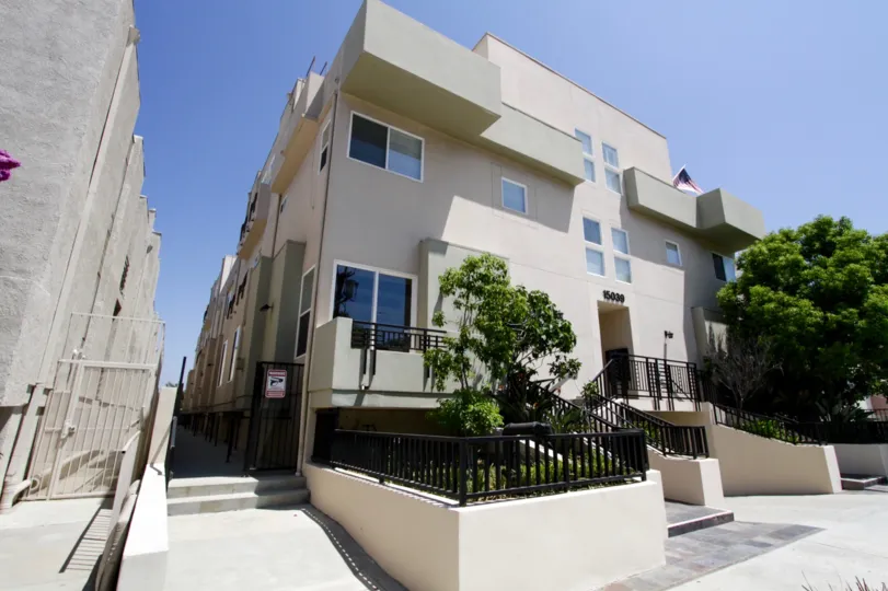 The building at 15039 Dickens St in Sherman Oaks