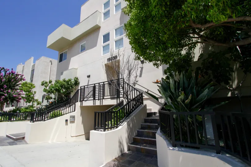 The entryway up to 15039 Dickens St