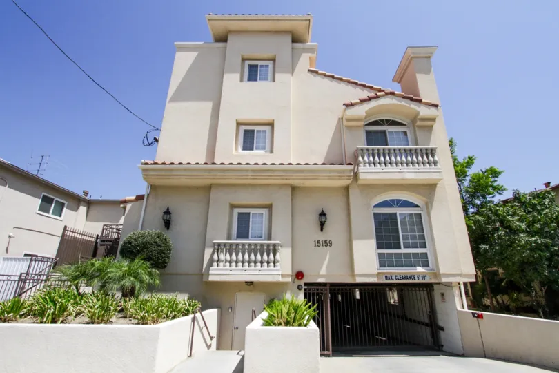 The building for 15159 Dickens St