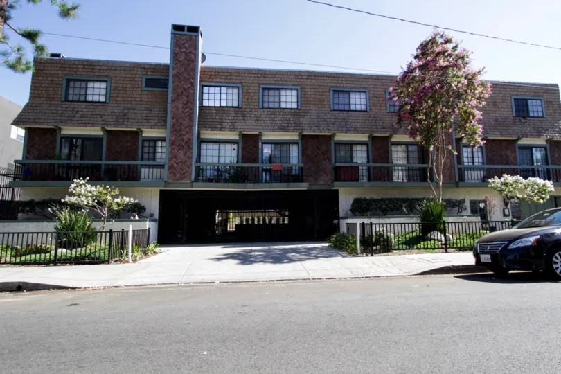The building at 15322 Weddington St in Sherman Oaks