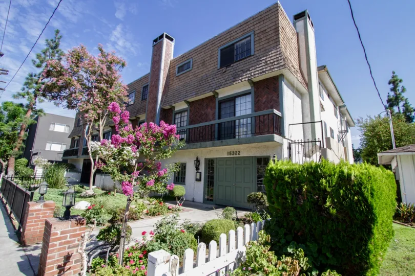 The landscaping around 15322 Weddington St in Sherman Oaks